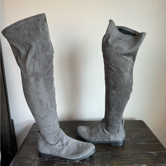 Kenneth Cole Reaction - Knee High boot. Size 8. - Picture 1 of 8